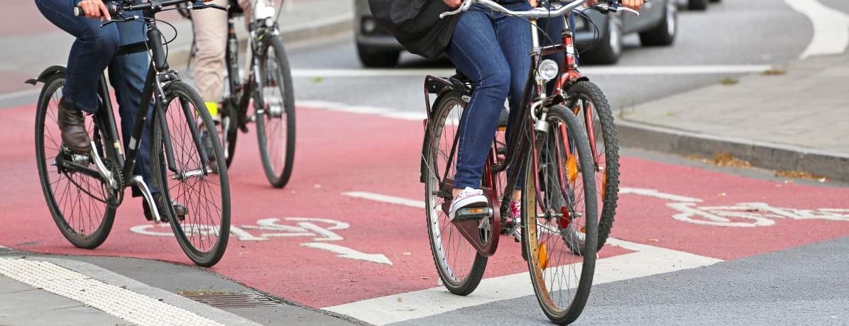 Fahrräder auf Radweg